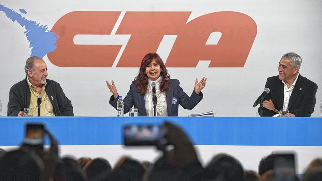 Cristina pidió que el Estado retome el control de los planes sociales