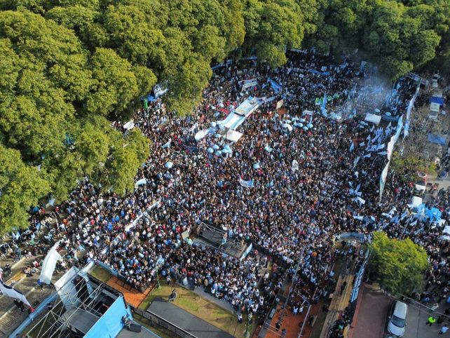 La militancia realizó un banderazo en parque Lezama para exigir la liberación de Cristina