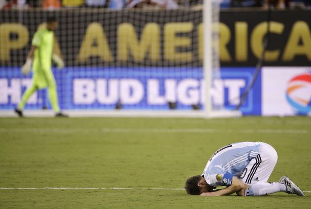 No lo puede creer. Romero atajó el primero pero Messi y Biglia erraron los suyos y Argentina perdió otra final.