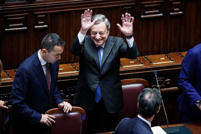 Draghi saluda tras pronunciar su último discurso este jueves ante el Parlamento en Roma. Su gobierno fue al colapso.