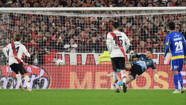 Facundo Colidio marca el segundo penal que le dieron a River y lo pone en ventaja ante Central.&nbsp;