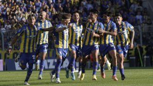 Los jugadores de Central celebran el gol de Alexis Soto ante Tigre.
