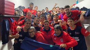 Alegría charrúa. El plantel de Central Córdoba festejó el primer triunfo en el Clausura ante Claypole 3-0.