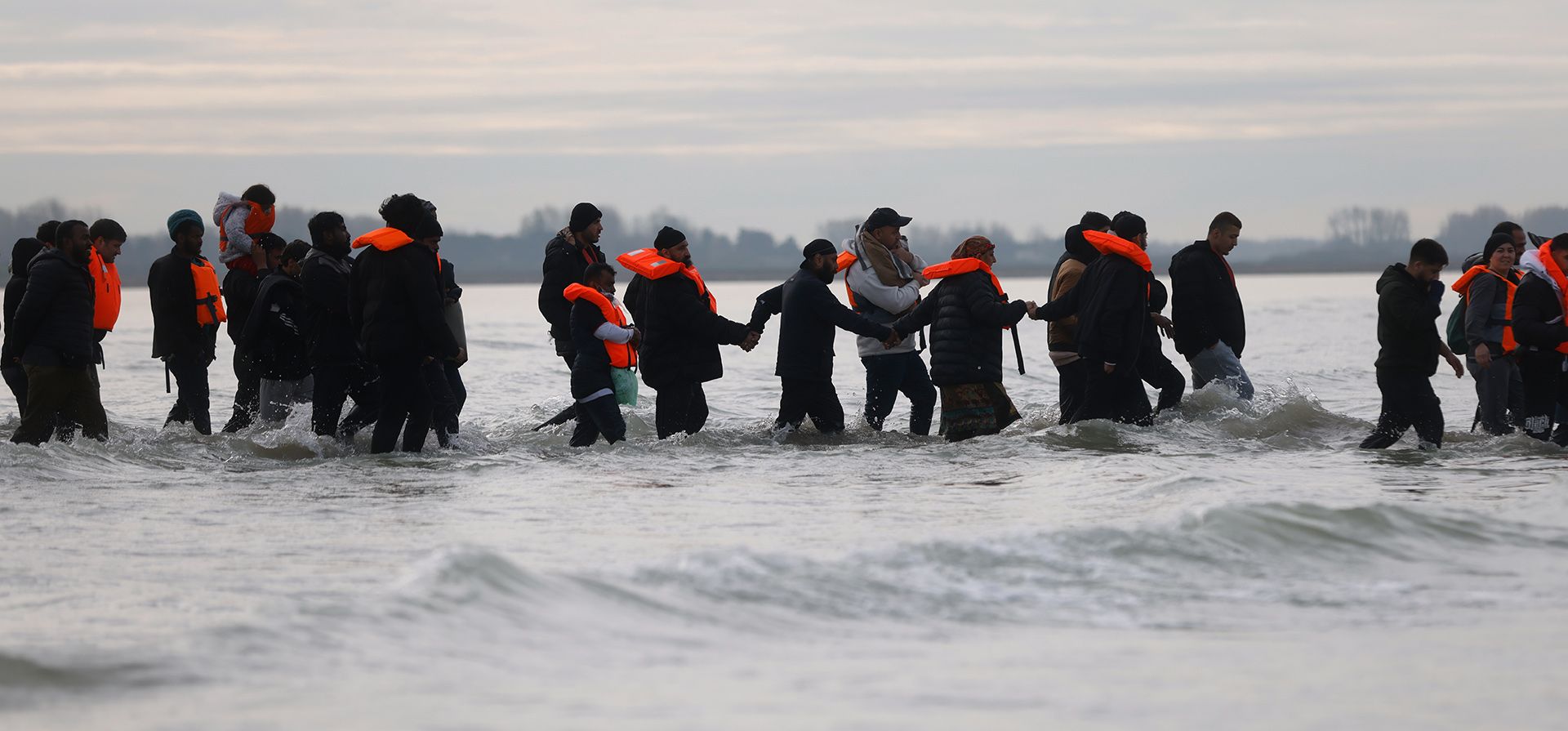 Migrantes caminan por el agua para abordar una pequeña embarcación en un intento por llegar a Gran Bretaña, el jueves 6 de noviembre de 2025 en Gravelines, norte de Francia. (Foto AP/Jean-Francois Badias) Migrantes caminan por el agua para abordar una pequeña embarcación en un intento por llegar a Gran Bretaña, el jueves 6 de noviembre de 2025 en Gravelines, norte de Francia. (Foto AP/Jean-Francois Badias)