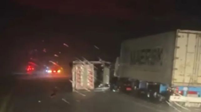 Volcaron diez camiones y hay corte en la autopista a Córdoba.