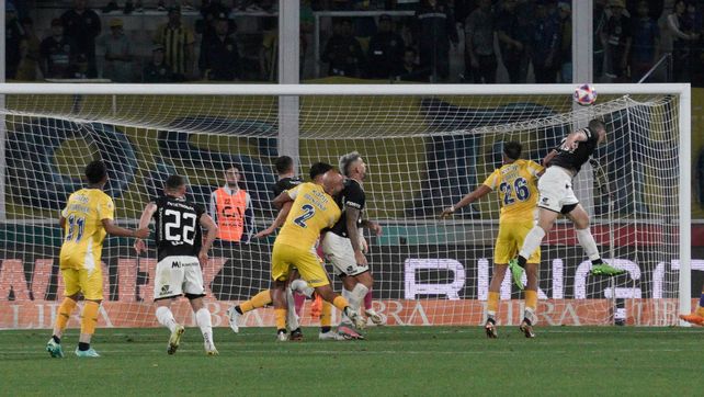 El futbolista de Chaco For Ever conecta de cabeza y marca el 1-0 sobre Central, que jamás se modificaría.