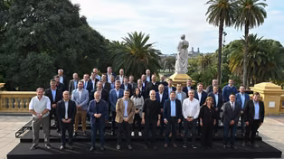Larreta, Javkin y los restantes intendentes posaron en la explanada del centro cultural del barrio porteño de Recoleta.