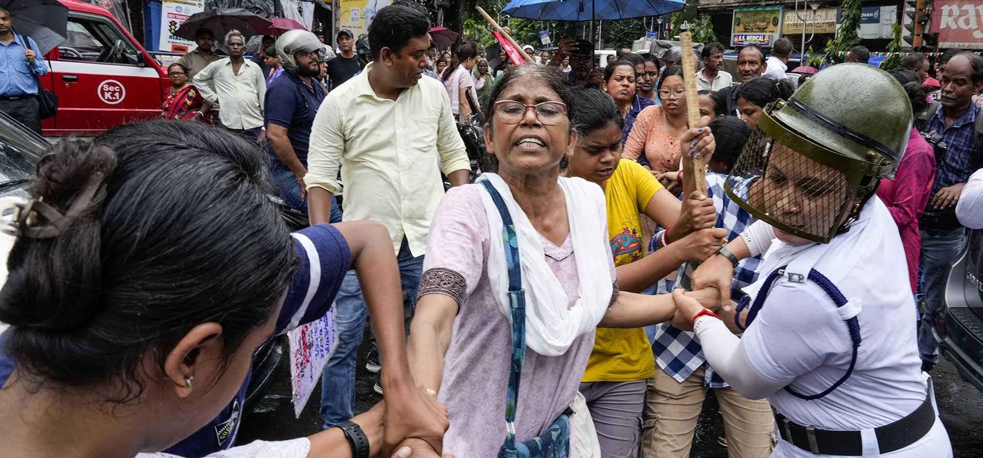 La policía detiene a un activista del Centro de Unidad Socialista de la India-Marxista (SUCI-N) durante una manifestación de protesta tras la violación y asesinato de una médica en prácticas en un hospital público, en Calcuta, India, el viernes 16 de agosto de 2024. (Foto AP/Bikas Das) La policía detiene a un activista del Centro de Unidad Socialista de la India-Marxista (SUCI-N) durante una manifestación de protesta tras la violación y asesinato de una médica en prácticas en un hospital público, en Calcuta, India, el viernes 16 de agosto de 2024. (Foto AP/Bikas Das)