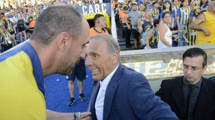 Russo y Lequi se saludan en el Central-San Lorenzo en el Gigante. Dos de los DT que tuvo el Canalla.