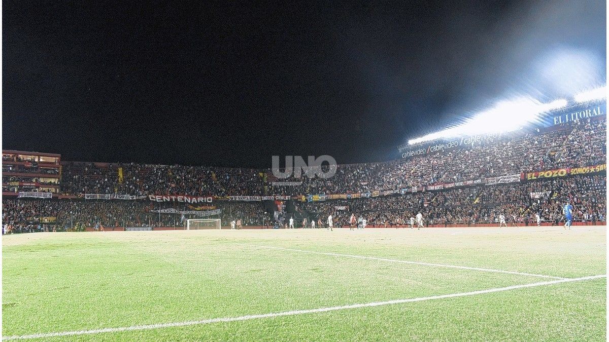 La cancha de Colón cumple años y la dirigencia lo celebra