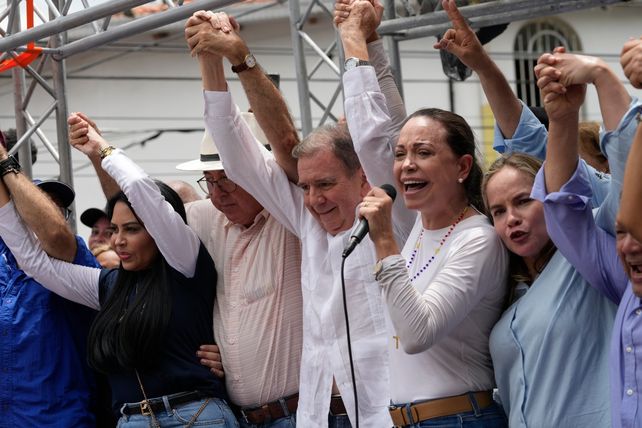 El candidato presidencial Edmundo González Urrutia (centro) junto a María Corina Machado El candidato presidencial Edmundo González Urrutia (centro) junto a María Corina Machado