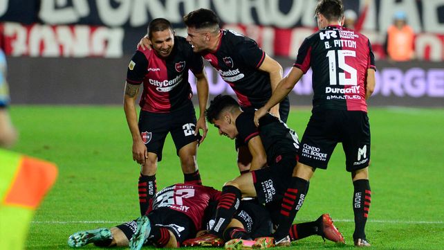 El golazo del empate de Montenegro desató la locura en el festejo en el Coloso.