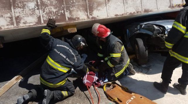 Así rescataron a las mujeres atrapadas en el auto que fue aplastado por un camión