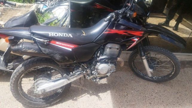 A los delincuentes se les secuestro una moto Honda Tornado y un cuchillo