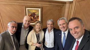 En plena tormenta política, Adorni hizo anuncios respaldado por el gabinete nacional.