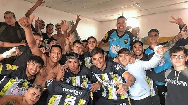 El Pozo festejó el resonante triunfo conseguido ante el puntero Vecinal Gálvez. El Pozo festejó el resonante triunfo conseguido ante el puntero Vecinal Gálvez.