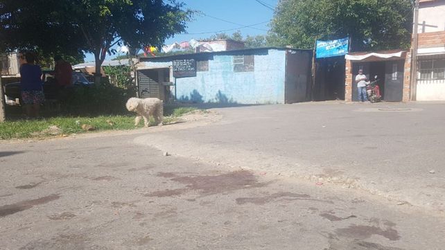 Las manchas de sangre en las calles de la zona sur donde anoche asesinaron a dos personas e hirieron a siete más.