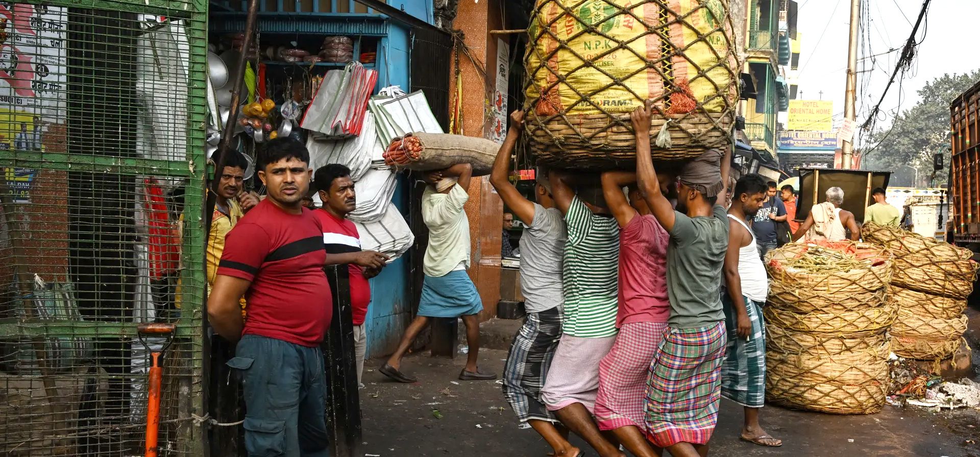 Trabajadores cargan un saco de verduras en un mercado mayorista de productos agrícolas, Calcuta, India. Fotografía: Dibyangshu Sarkar/AFP/Getty Trabajadores cargan un saco de verduras en un mercado mayorista de productos agrícolas, Calcuta, India. Fotografía: Dibyangshu Sarkar/AFP/Getty