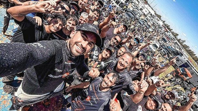 Santero festejó con su gente en el podio.
