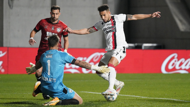 Fernando Cardozo intenta convertir ante Central Córdoba. Fue en agosto de 2024 y Newells quedó eliminado en octavos.