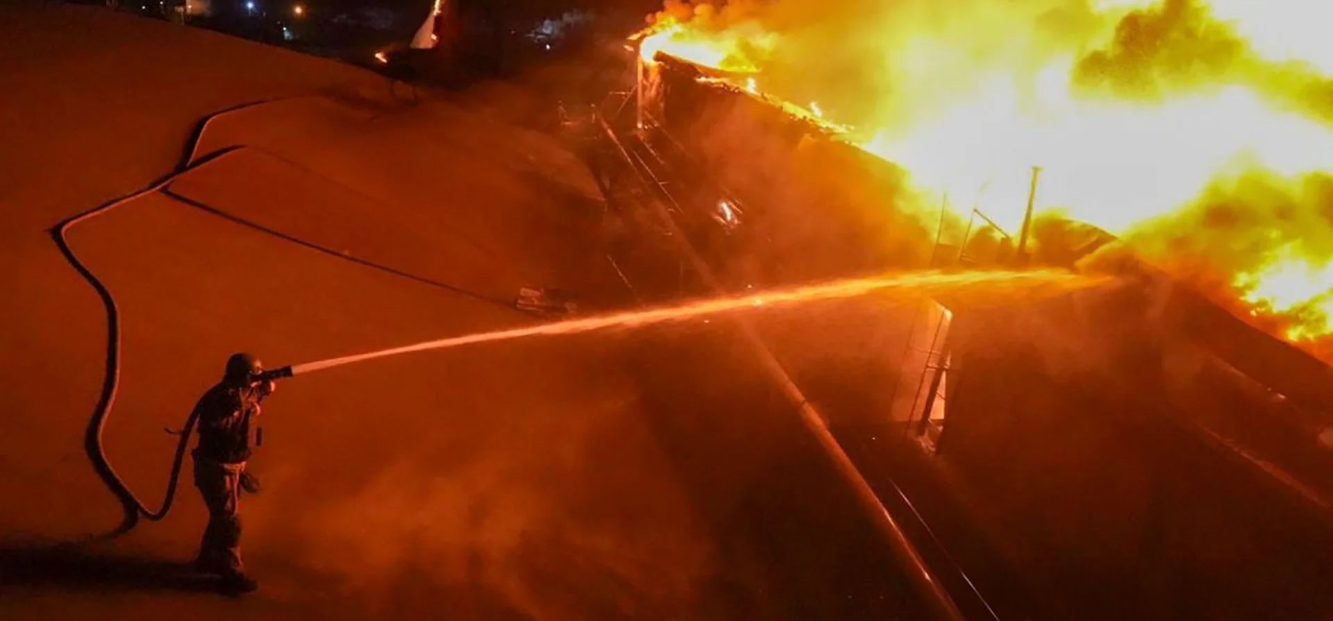 Rescatistas trabajan en el lugar de un ataque con drones contra un edificio de almacenamiento en Odesa. Al menos siete personas resultaron heridas durante el ataque, según el informe del Servicio Estatal de Emergencias, Odesa, Ucrania. Fotografía: Servicio Estatal de Emergencias/EPA Rescatistas trabajan en el lugar de un ataque con drones contra un edificio de almacenamiento en Odesa. Al menos siete personas resultaron heridas durante el ataque, según el informe del Servicio Estatal de Emergencias, Odesa, Ucrania. Fotografía: Servicio Estatal de Emergencias/EPA