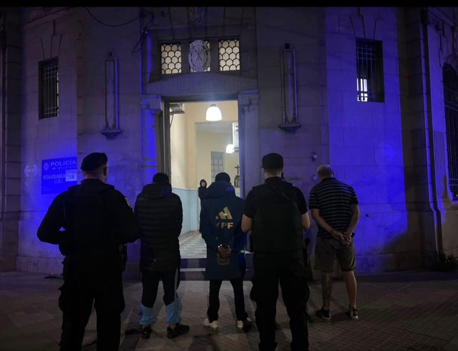 Noche de tiros y tensión en barrio San Lorenzo: cinco jóvenes fueron aprehendidos con una pistola y balas