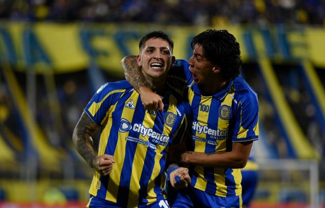 Ávila ya convirtió y lo celebra junto a Enzo Giménez. Fue el primer tanto canalla