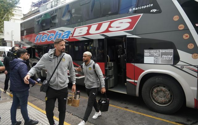 Por qué el micro de Peñarol llegó al hotel de Rosario con varios vidrios rotos