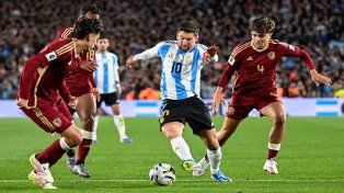 Lionel Messi entre tres defensores de Venezuela.