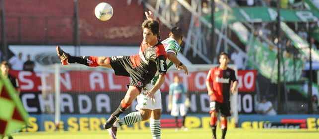 Con vehemencia. Pablo Pérez disputa la pelota con ímpetu. El volante dijo que debe cuidarse de ser amonestado