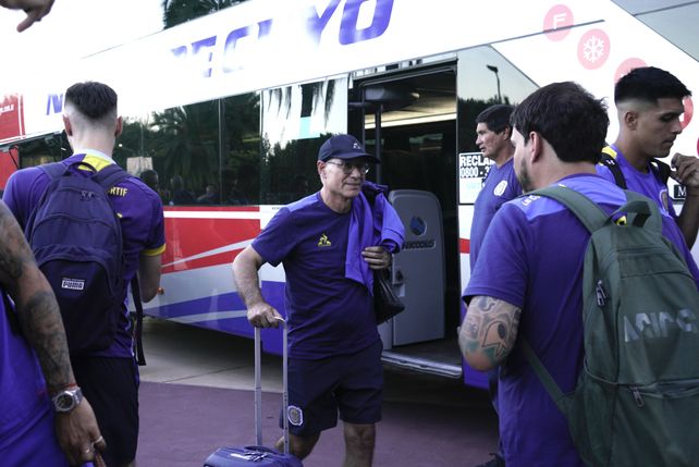 Central: los hinchas recibieron al plantel en Mendoza con bengalas, cantos y banderas