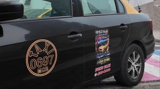 Ya circulan los primeros taxis con publicidad en puertas, luneta y techo