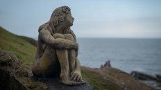 La estatua de una mujer mirando al mar apareció hace algunos días en Playa Chica. La estatua de una mujer mirando al mar apareció hace algunos días en Playa Chica.