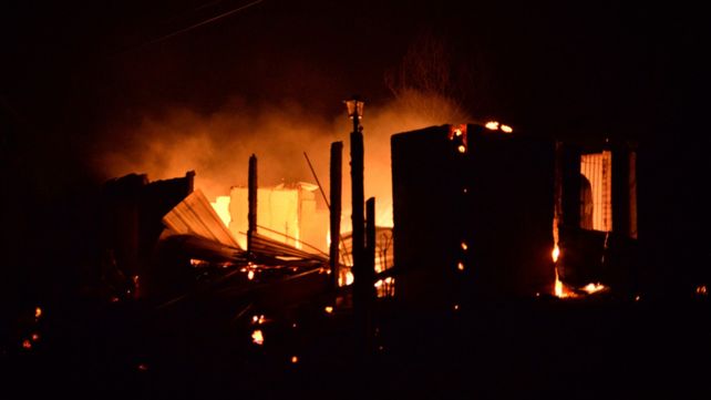 Incendio en El Bolsón: impresionantes imágenes del fuego que rodea a El Hoyo