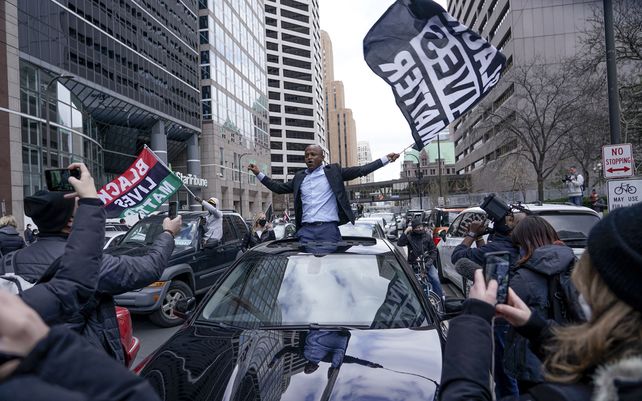 La gente se manifiesta frente al tribunal en Minneapolis
