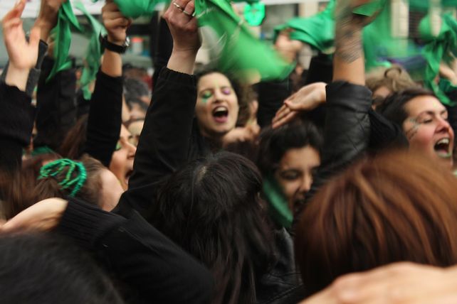 Entre la calle y la percha: el día que llovió feminismo