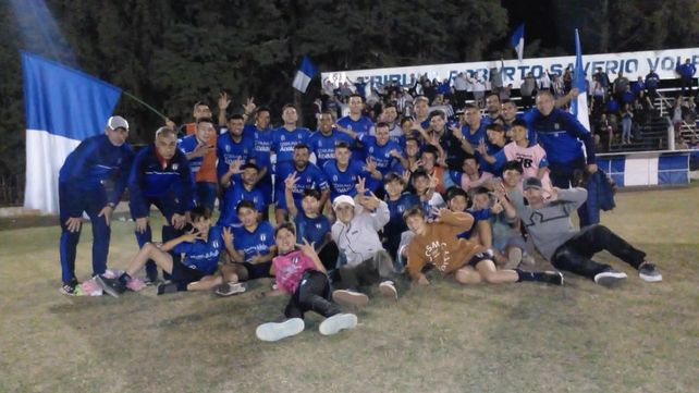 Fiesta en Alvarez.&nbsp; Sportivo le ganó a Tiro Federal 3-1 y le quedan 7 escalones para volver a Primera A.&nbsp; El equipo dirigido por Norberto Talamonti marcha puntero e invicto en la Pinasco.&nbsp;