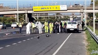 Un motochorro murió tras chocar de frente con un auto mientras escapaba de la policía