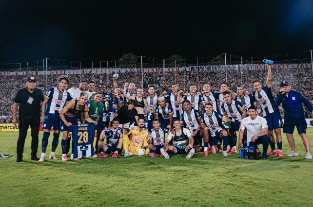 El festejo del plantel de Alianza Lima.
