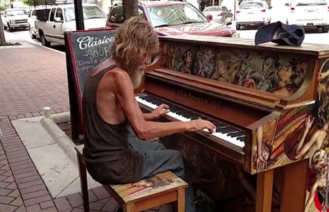 Virtuoso. Donald Gould en las calles de Florida donde alguien lo filmó.