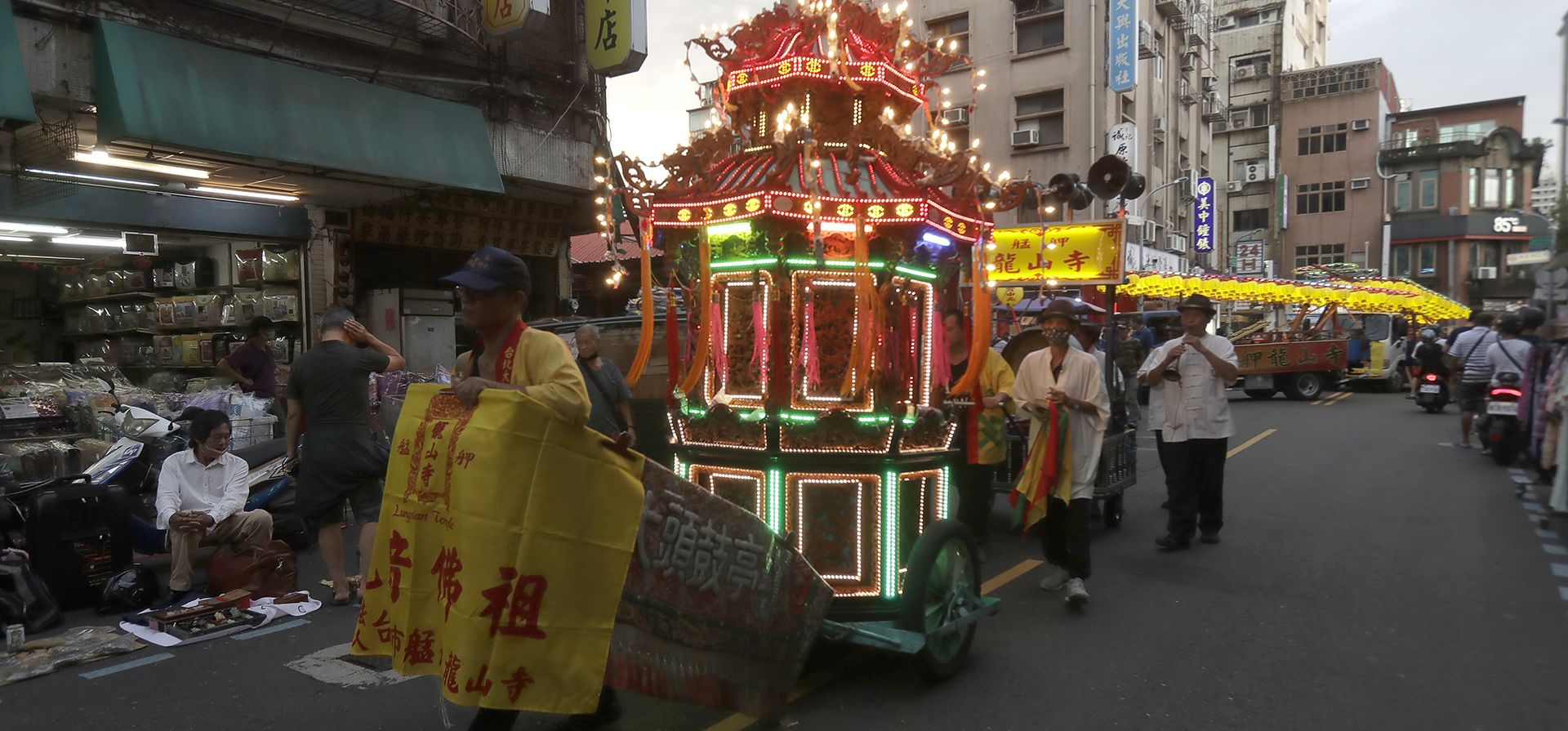 Creyentes participan en una procesión durante la marcha de la ceremonia del mes de los fantasmas en Taipei, Taiwán, el martes 29 de agosto de 2023. (Foto AP/Chiang Ying-ying) Creyentes participan en una procesión durante la marcha de la ceremonia del mes de los fantasmas en Taipei, Taiwán, el martes 29 de agosto de 2023. (Foto AP/Chiang Ying-ying)