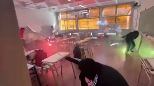 Catamarca: un grupo de alumnos se filmó en una guerra de bengalas en una escuela