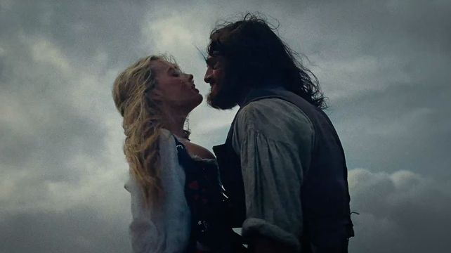 Margot Robbie y Jacob Elordi protagonizan la polémica adaptación cinematográfica de Cumbres Borrascosas