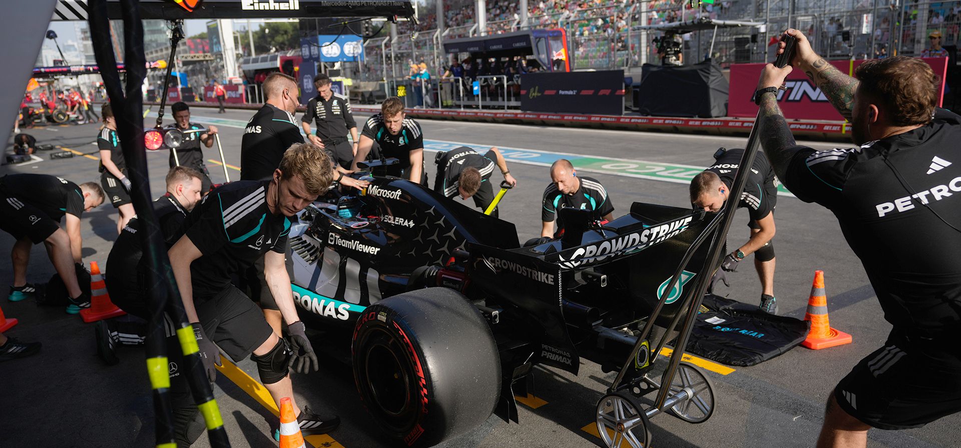 El piloto británico de Mercedes, George Russell, recibe asistencia en boxes durante la segunda sesión de entrenamientos libres previa al Gran Premio de Azerbaiyán de Fórmula 1, en Bakú, Azerbaiyán, el jueves 24 de septiembre de 2026. (Foto AP/Pavel Bednyakov) El piloto británico de Mercedes, George Russell, recibe asistencia en boxes durante la segunda sesión de entrenamientos libres previa al Gran Premio de Azerbaiyán de Fórmula 1, en Bakú, Azerbaiyán, el jueves 24 de septiembre de 2026. (Foto AP/Pavel Bednyakov)
