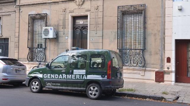 Desde tempranas horas de este jueves personal de Gendarmería ingresó a la vivienda de calle Feliciano
