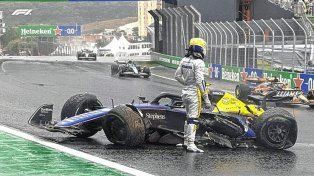 El argentino se pegó con el Williams y se debió parar la carrera con bandera roja.