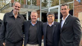 El secretario de Deportes de Entre Ríos, Sebastián Uranga; el presidente de la Liga Paranaense, Alejandro Schneider; el secretario ejecutivo del Consejo Federal, Javier Treuque; y titular de la Liga Santafesina, Leandro Birolo en la presentación de la Copa País.