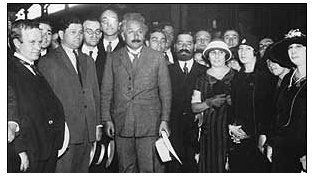 Albert Einstein en el andén de la Estación de Trenes Rosario Norte, en abril de 1925, junto a una comitiva de la colonia israelita residente en la ciudad y profesores universitarios que fueron a saludarlo.
