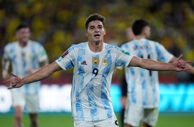Se las trae. Julián Alvarez no es titular en Argentina