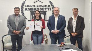 El senador provincial Felipe Michlig visitó la comuna de Ambrosetti, oportunidad en que se formalizó la firma de dos convenios para la adquisición de un tractor 0 km y obras en el cementerio local.